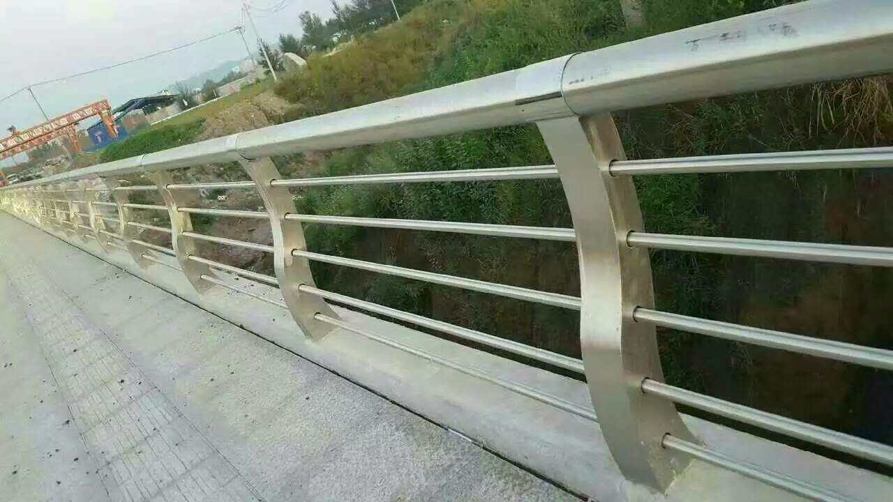 纯不锈钢桥梁护栏产品图片